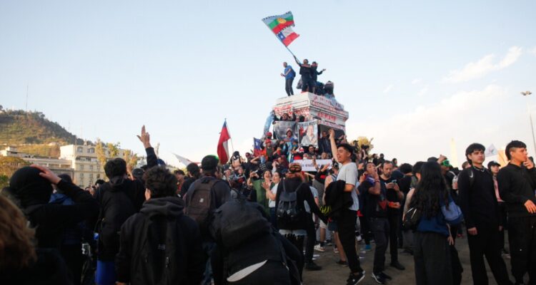 Tras saqueos y desmanes: manifestantes se reúnen en Plaza Baquedano por aniversario del 18-O