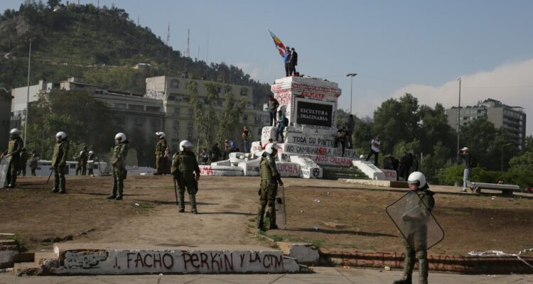 Una concentración en Plaza Baquedano en conmemoración del tercer año tras el estallido social.