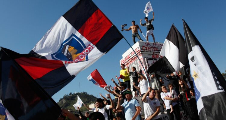 Hinchas albos llegan a Plaza Italia para cumplir con la costumbre y celebrar la “33”
