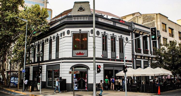 Polémica por multa a pub por borrar grafitis de su fachada en Santiago: concejala explica sanción