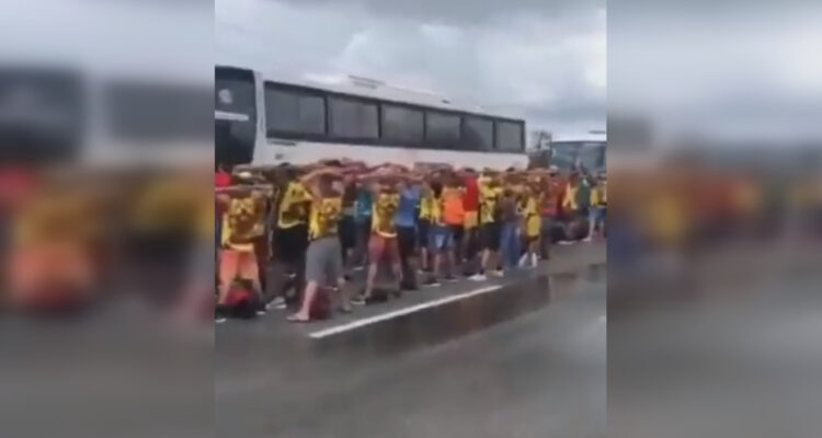 Policías de carreteras retrasan a votantes en Brasil