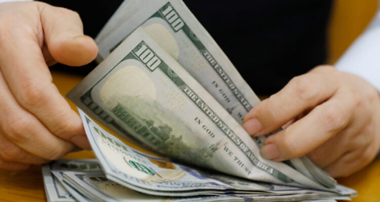 Precio del dólar abre rozando los $940 y retoma alzas ante fortalecimiento a nivel global