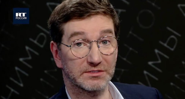 Presentador ruso Anton Krasovsky durante la entrevista en vivo donde llamó a “ahogar” y “quemar” a niños ucranianos