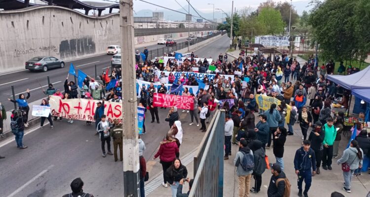 "No + alzas": vecinos de Peñalolén protestan por continuo aumento de precios de productos básicos