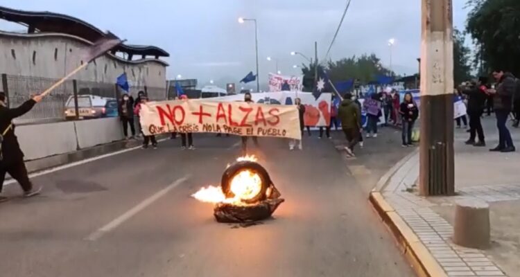 “No + alzas”: vecinos de Peñalolén protestan por continuo aumento de precios de productos básicos