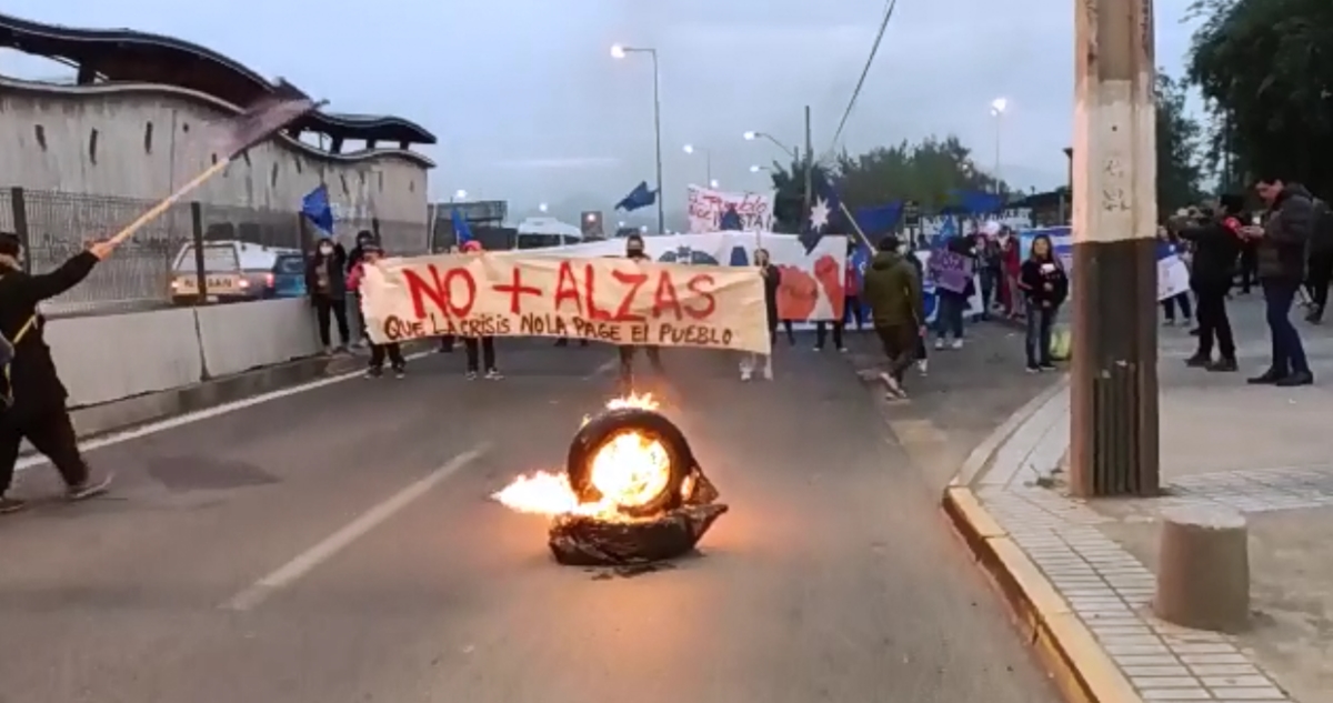 “No + alzas”: vecinos de Peñalolén protestan por continuo aumento de precios de productos básicos
