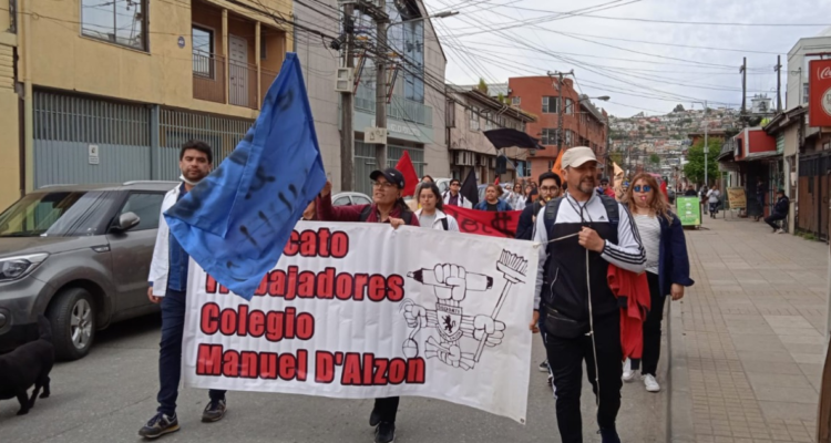 Protesta trabajadores colegio de Lota