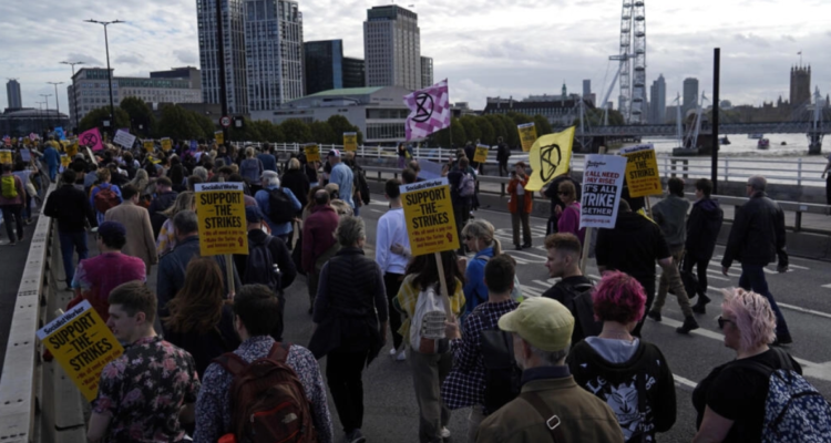 Británicos protestan por alza del costo de la vida.