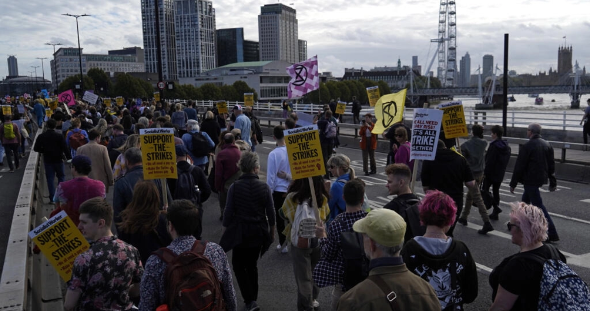 Británicos protestan por alza del costo de la vida.