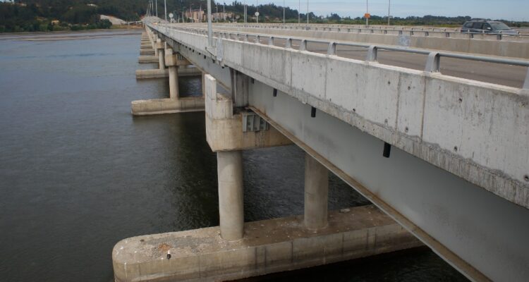 Constructora con importantes contratos con Gobierno frenó obras ante alzas que no puede cubrir