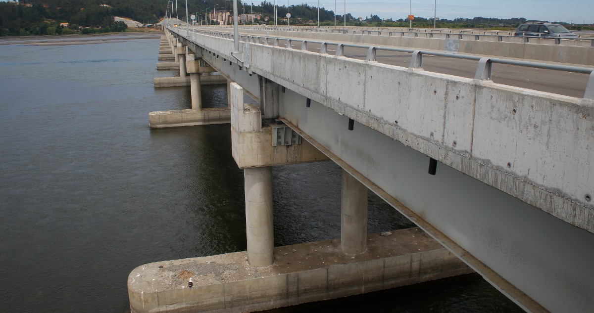 Constructora con importantes contratos con Gobierno frenó obras ante alzas que no puede cubrir
