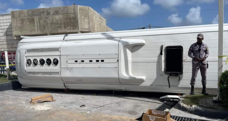 Imagen del bus volcado en Punta Cana.