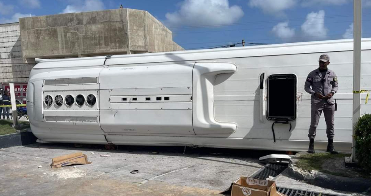 Imagen del bus volcado en Punta Cana.