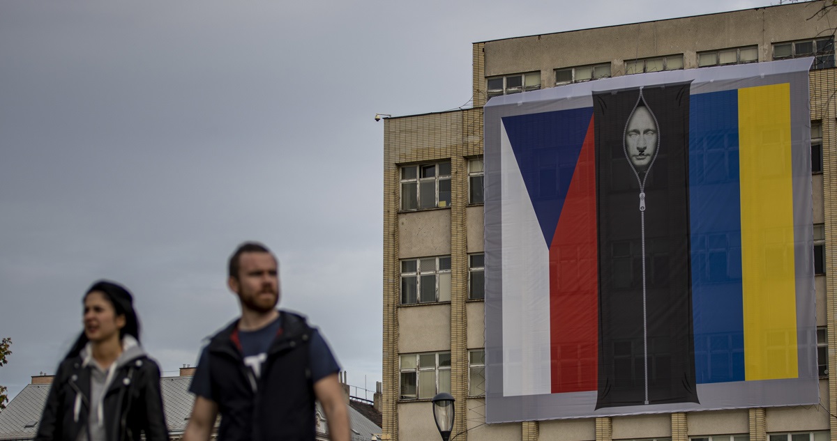 La imagen colgada en el edificio, junto a una bandera checa y otra ucraniana.