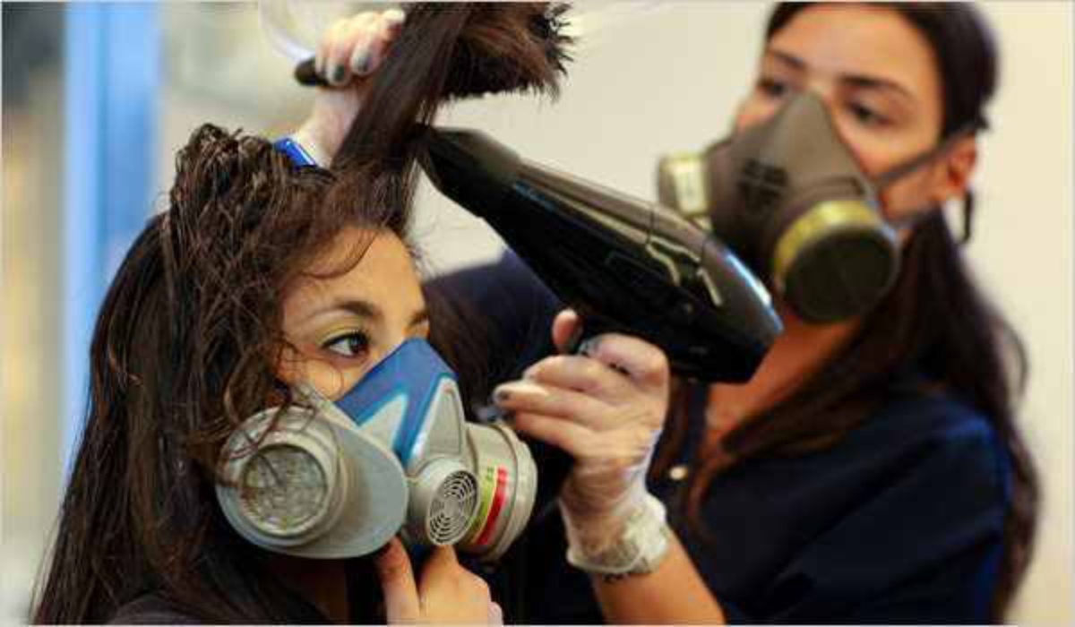 El formaldehído, entre los químicos alisadores de cabello bajo la lupa por posibles riesgos de cáncer de útero.