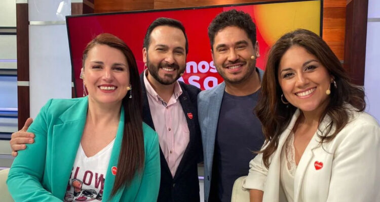 Rafael Venegas junto a Gino Costa y el resto de los rostros del matinal Buenos Días a Todos.