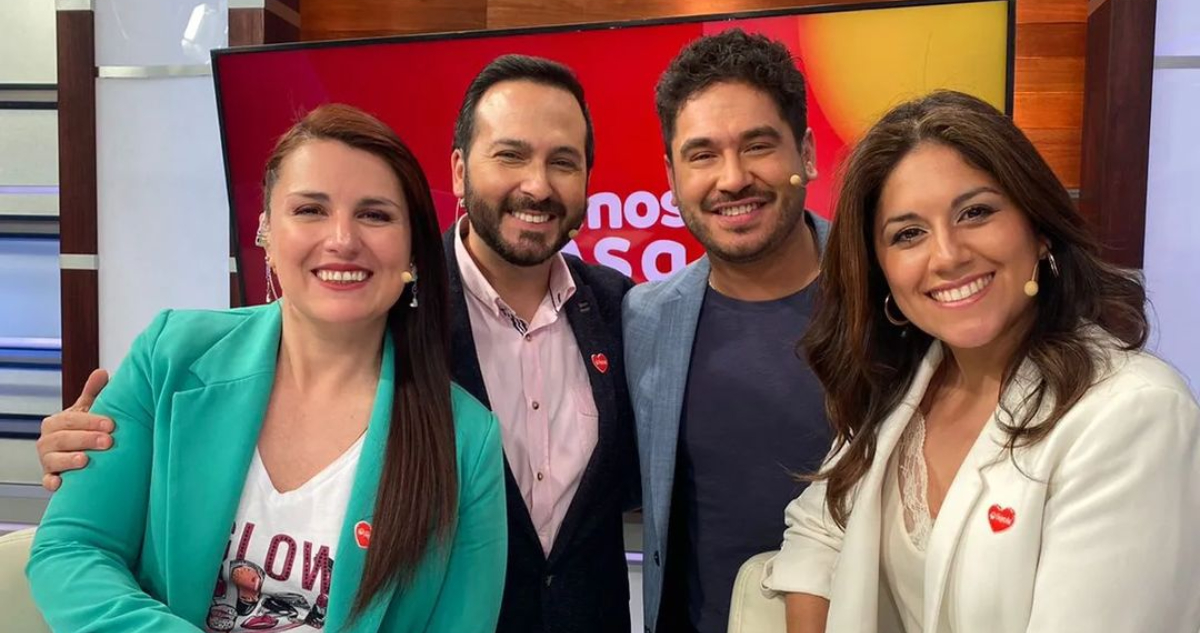 Rafael Venegas junto a Gino Costa y el resto de los rostros del matinal Buenos Días a Todos.