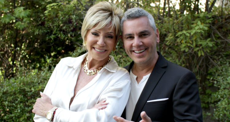 Raquel Argandoña y José Miguel Viñuela posando a la cámara.