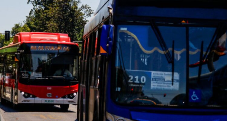 Adelantan hora punta de 84 recorridos del Transantiago por megacorte de agua en Santiago