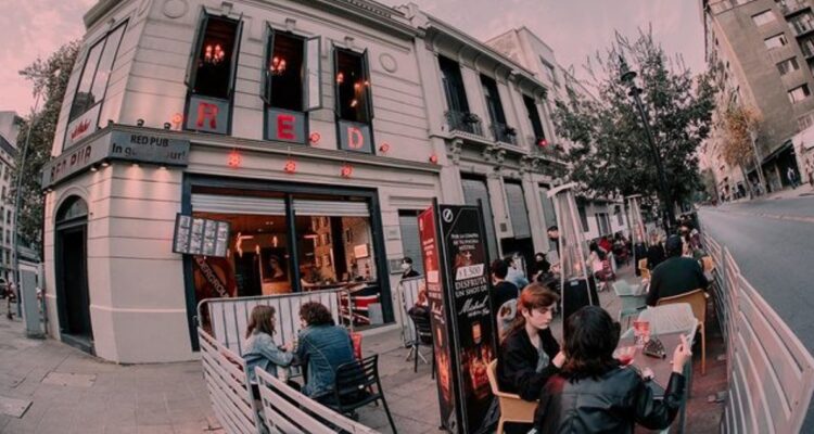Red Pub responde a multa de Santiago tras borrar grafitis de fachada