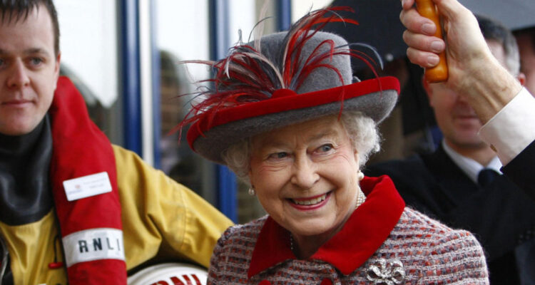 La reina Isabel retocaba su lapiz labial para salir del lugar