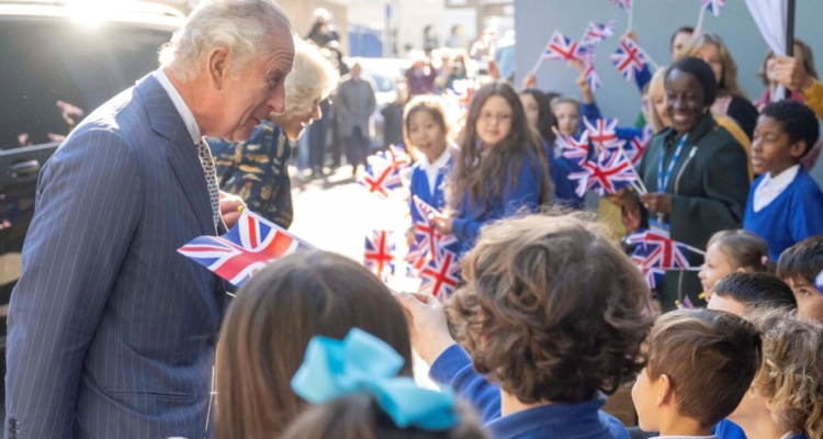 El rey Carlos III visita la asociación Proyecto Cero en Walthamstow, al este de Londres.