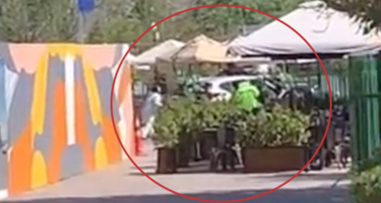 Con overoles y máscaras: robo a balazos afecta a locales en centro comercial Piedra Roja de Chicureo