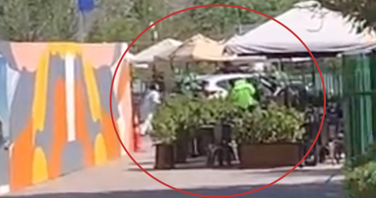 Con overoles y máscaras: robo a balazos afecta a locales en centro comercial Piedra Roja de Chicureo