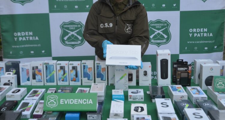 Personal del OS9 recupera los celulares robados en el Mall de Chicureo.