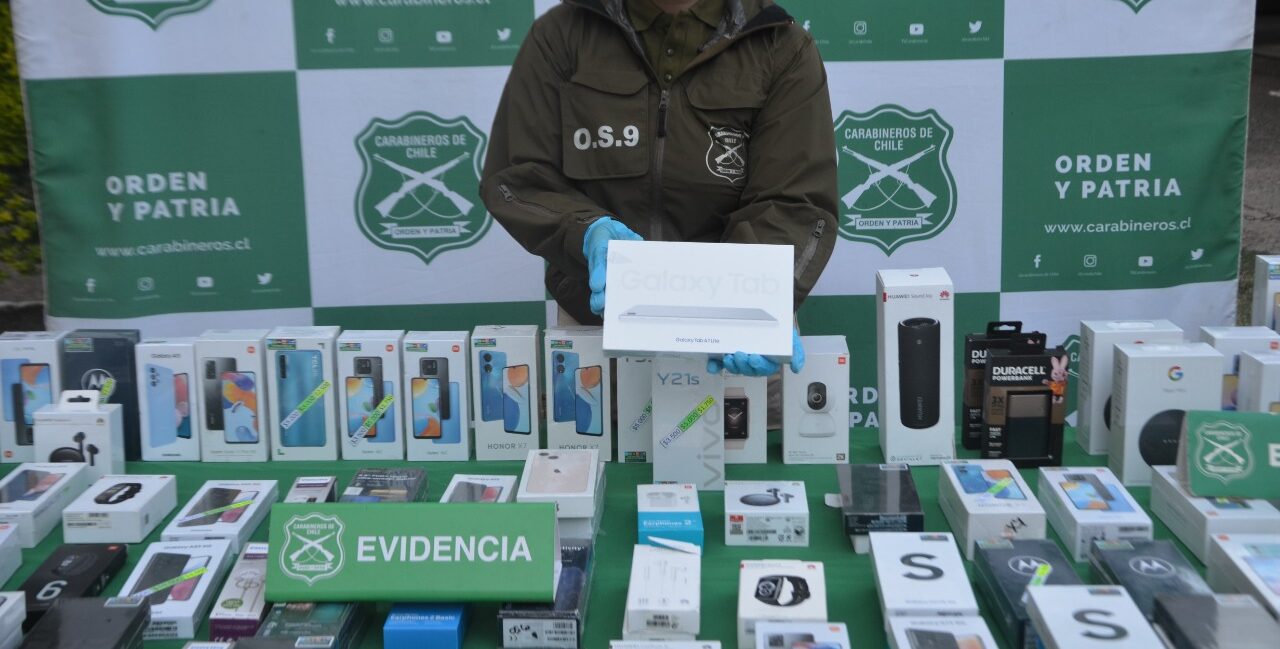Personal del OS9 recupera los celulares robados en el Mall de Chicureo.