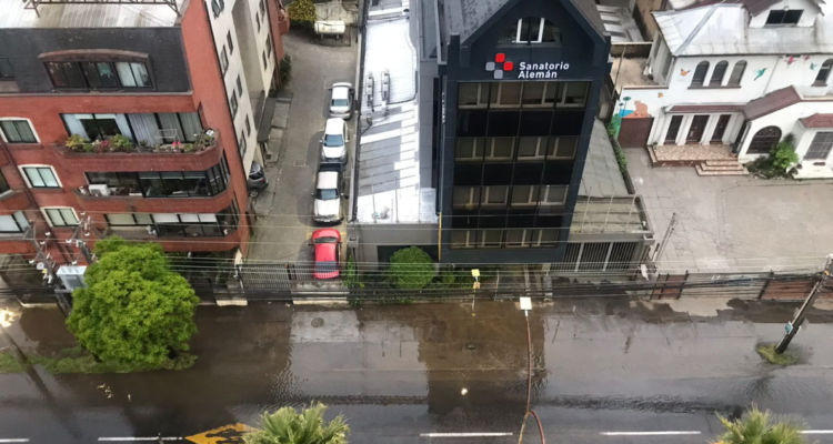 Concepción: nueva rotura de matriz en calle Pedro de Valdivia afecta a sector del Sanatorio Alemán