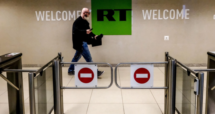 Un control a la entrada de la cadena de televisión RT en Moscú.
