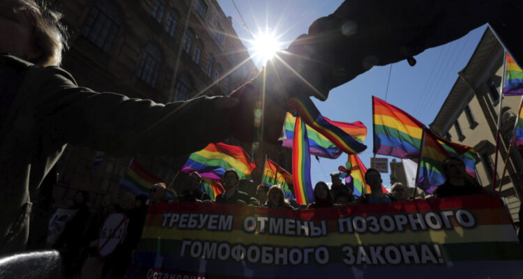 Rusia refuerza línea conservadora y aprueba ley que prohíbe cualquier apoyo o “propaganda” LGBT