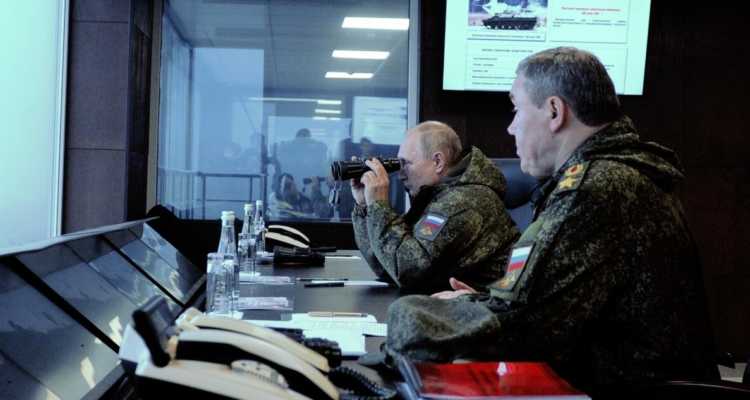 Imagen de archivo, Putin supervisando ejercicios militares.