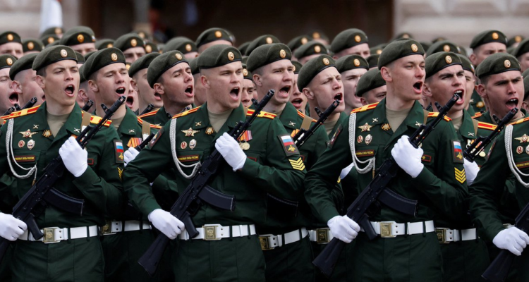 Soldados rusos en una parada militar.