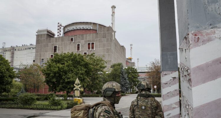 Militares rusos hacen guardia en la planta de energía nuclear de Zaporiyia.