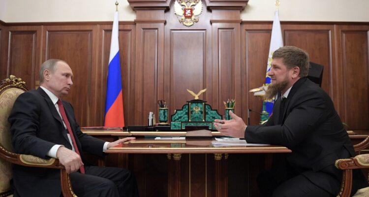 Foto de archivo del líder de Chechenia, Ramzán Kadírov, con el presidente de Rusia, Vladímir Putin.
