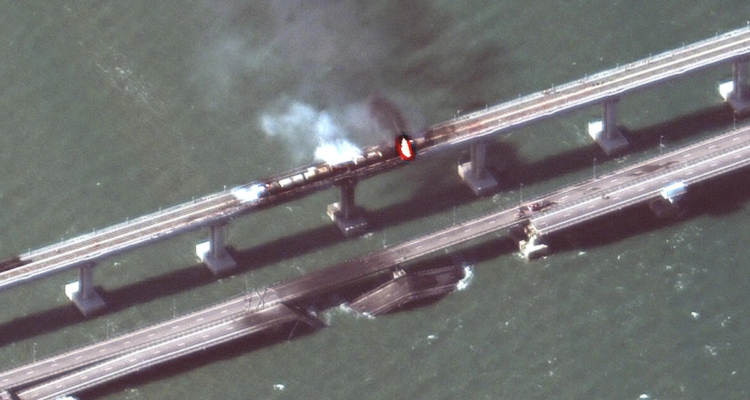 Vista aérea del puente atacado.