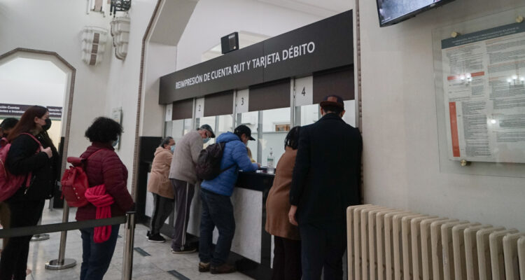 Agencia Uno | Contexto: Medidas contra robos en salidas de banco.