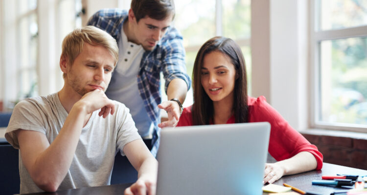 Santander ofrecerá 80 mil becas hasta fines de 2022