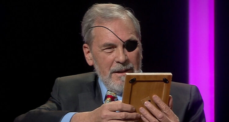 El periodista Santiago Pavlovic recordando cómo perdió su ojo en su infancia.