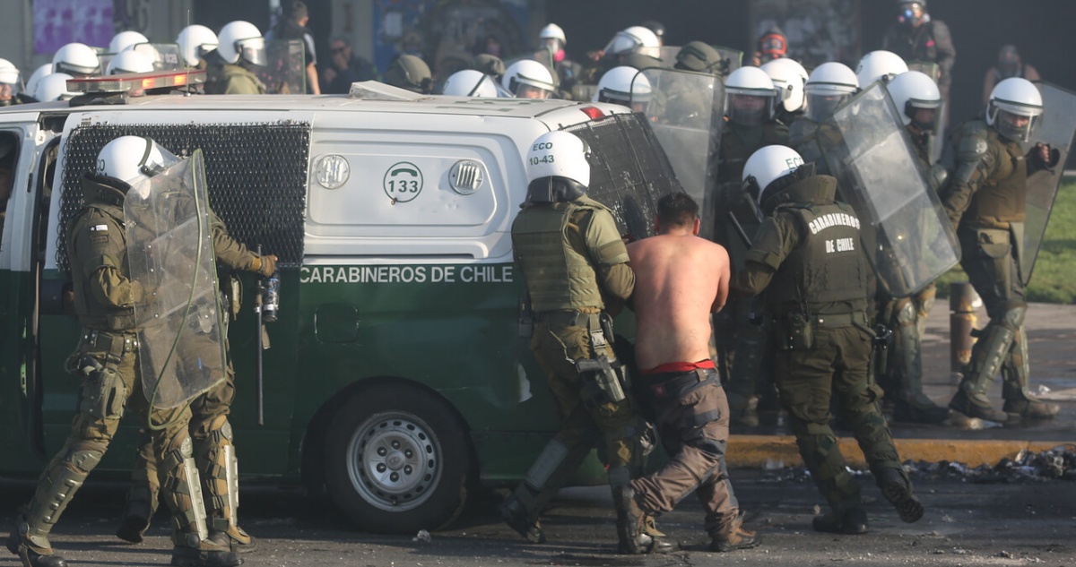 Tras saqueos y desmanes: manifestantes se reúnen en Plaza Baquedano por aniversario del 18-O