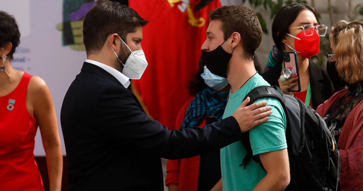 Sebastián Benfeld junto al Presidente Gabriel Boric durante la firma del proyecto de acuerdo para aprobar el Tratado de Escazú.