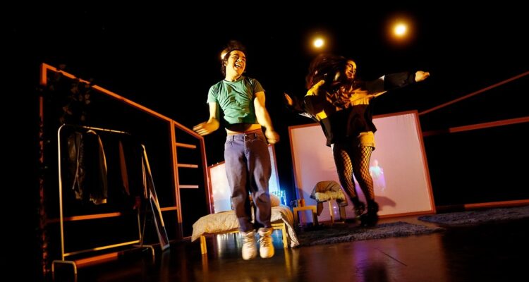 send love send nudes escena