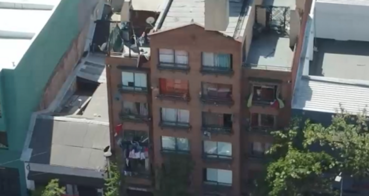 Dueño de edificio denuncia toma masiva