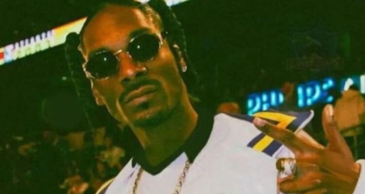 Rapero Snoop Dogg sorprende posando con la camiseta de Colo Colo
