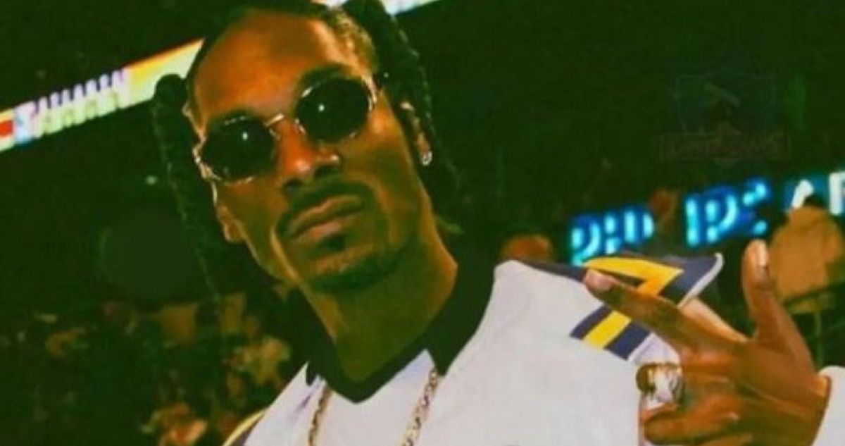 Rapero Snoop Dogg sorprende posando con la camiseta de Colo Colo