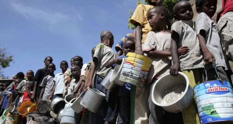 Familias hacen fila para conseguir alimentos en Somalia.