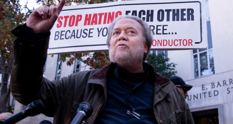 Steve Bannon, exasesor de Trump, es condenado a 4 meses de cárcel por desacato al Congreso