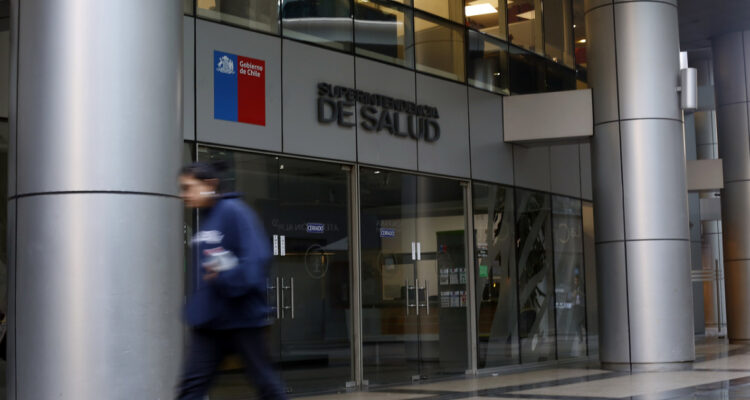 Superintendencia anuncia medidas para regular fin de convenios de Isapres y clínicas ante denuncias